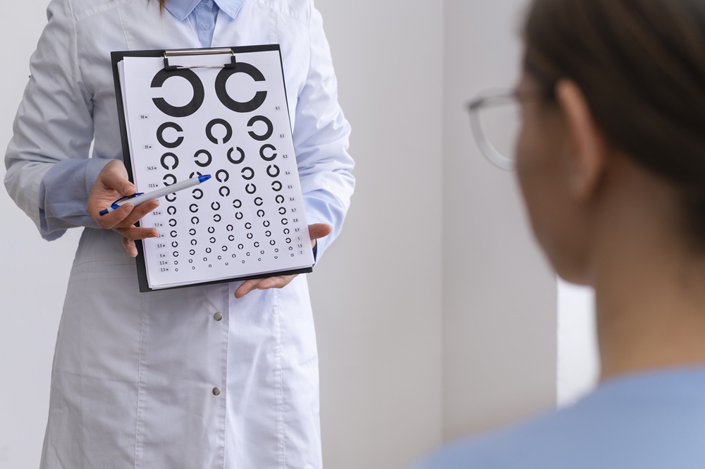 Kto bada wzrok? Optyk, okulista, optometrysta, refrakcjonista