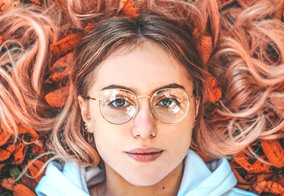 Kobieta w okularach Ray Ban